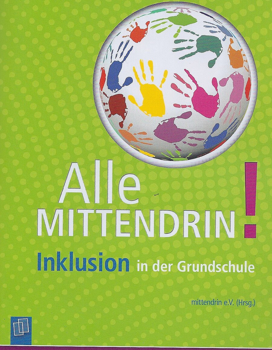 Buch Alle mittendrin, grüner Hintergrund, weißer Kreis mit Abdruck von bunten Kinderhänden, Buchtitel Alle mittendrin