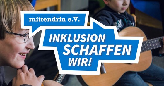 Logo des mittendrin e.V mit den Claim: Inklusion schaffen wir steht auf einem Foto mit zwei Jungen, die Gitarre spielen.