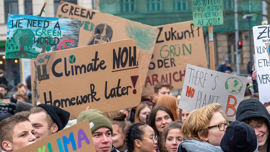 FridaysForFuture Verschiedene Plakate bei einer Klimademonstration