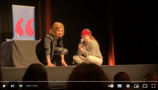 lit.COLOGNE Remix4! Auf der Bühne sind Annette Frier links im Bild und Carola Grünewald rechts im Bild zu sehen.