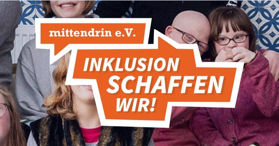 Logo des mittendrin e.V mit den Claim: Inklusion schaffen wir steht auf einem Foto mit mehreren Jugendlichen, die in die Kamera lachen.