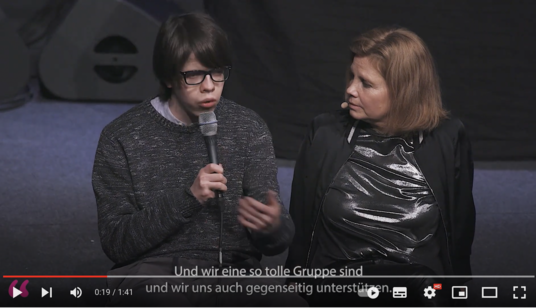 Remix 4, Samuel Kress und Annette Frier Junger Mann mit Annette Frier auf der Bühne, er spricht in ein Mikrofon