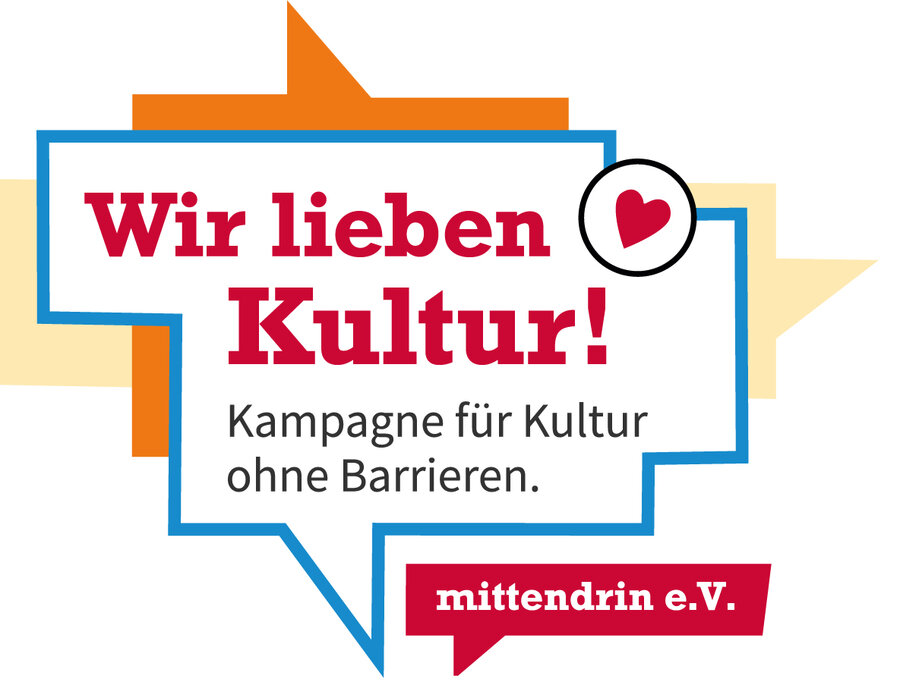 Der Schrittzug „Wir lieben Kultur!“ –  Kampagne für Kultur ohne Barrieren.“ steht in einer eckigen Sprechblase. Darunter steht mittendrin e.V. in einer roten eckigen Sprechblase.