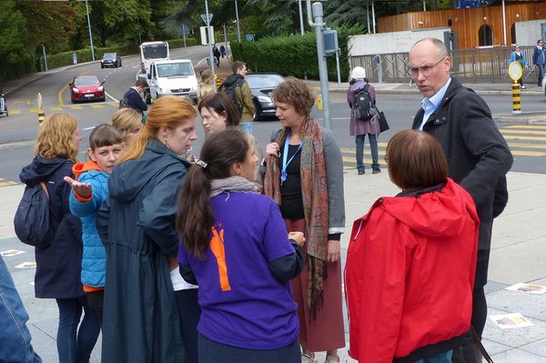 Rund zehn Personen stehen zusammen und sprechen angeregt miteinander.