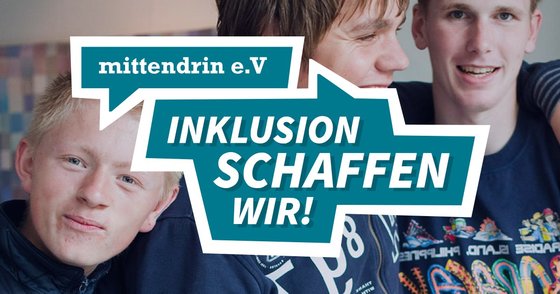 Logo des mittendrin e.V mit den Claim: Inklusion schaffen wir steht auf einem Foto mit drei Jungs, die zusammen lachen. die basteln.