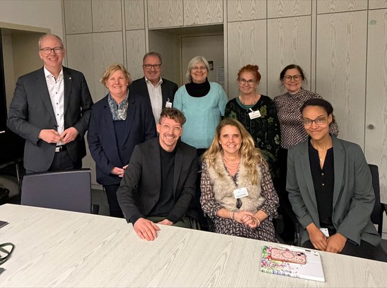 Gruppenbild aus dem Besprechungsraum im Landtag NRW