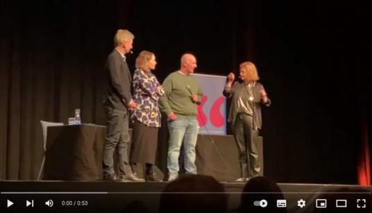 Auf der Bühne stehen Michael Kessler, Tina Sander, Florian Cieslik und werden von Annette Frier interviewt. (von links nach rechts)