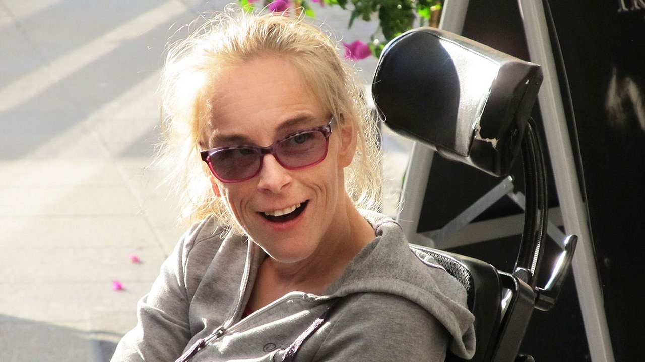Britta Engwicht, eine junge Frau mit blonden Haaren, trägt eine Sonnenbrille und lächelt in die Kamera