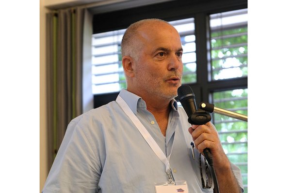 Dr. Michael Bader von ProjektRouter gGmbH steht am Rednerpult und spricht ins Mikrofon.