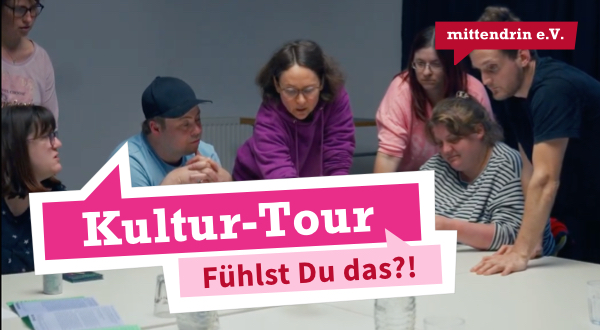 Eine Gruppe von Menschen sitzt und steht um einen Tisch herum, sie sind über Arbeitsmaterialien gebeugt. Darauf ein Schriftzug: Kultur-Tour: Fühlst Du das?!