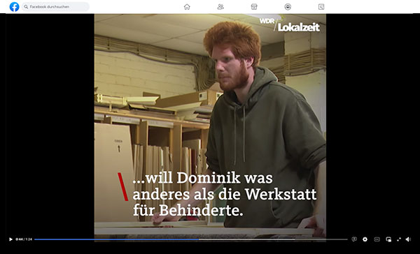 Ein junger Erwachsener arbeitet an einer Werkbank in einer Holzwerkstatt. Auf dem Bild ist der Schriftzug "... will Dominik was anderes als die Werkstatt für Behinderte."
