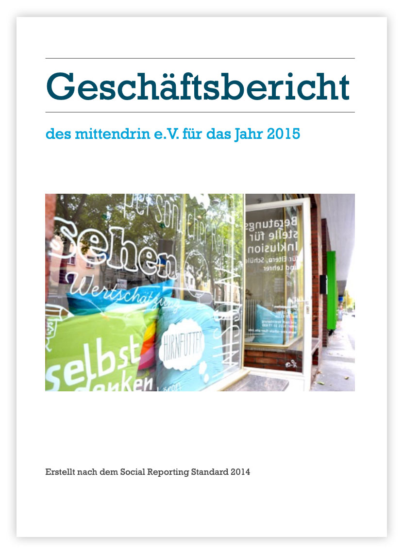 Schriftzug: Geschäftsbericht des mittendrin e.V. für das Geschäftsjahr 2015. Darunter ein Foto von einem Schaufenster, das mit unterschiedlichen Schriftzügen beklebt ist. Auf der Tür steht: Beratungsstelle für Inklusion. Unter dem Bild steht: Erstellt nach dem Social Reporting Standard 2014 