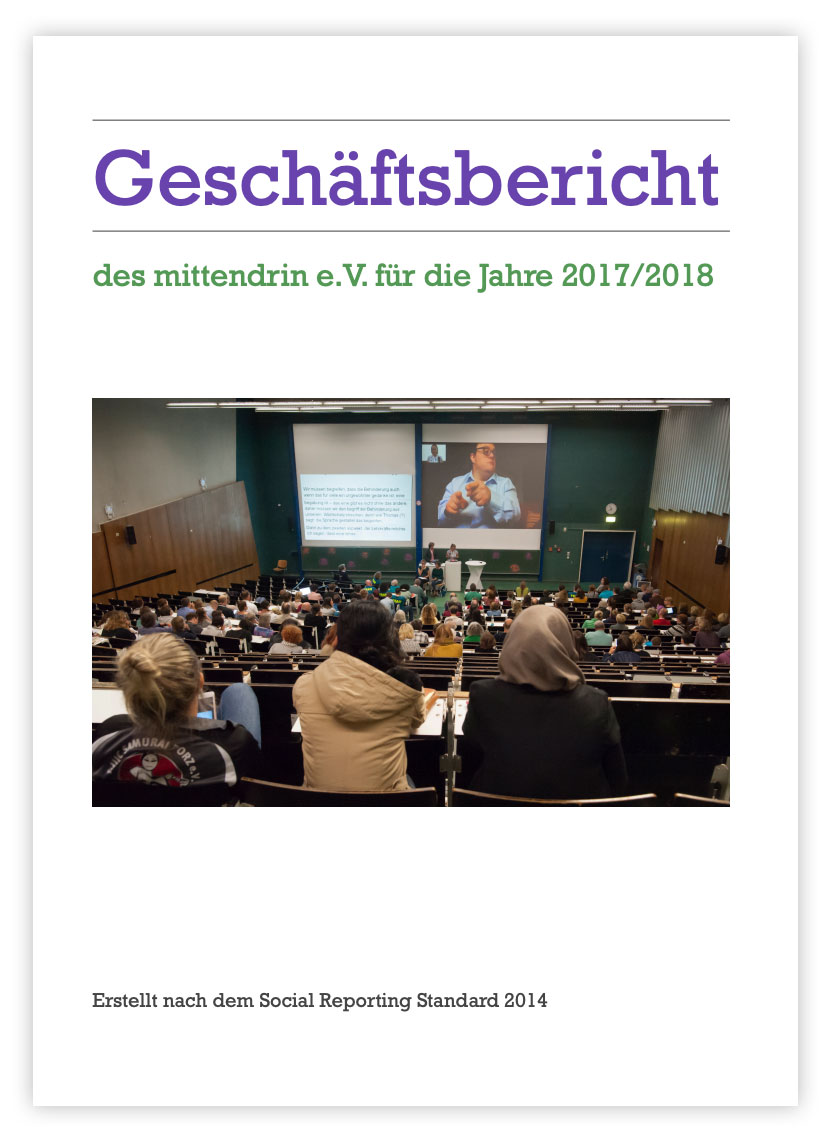 Schriftzug: Geschäftsbericht des mittendrin e.V. für das Geschäftsjahr 2017 / 2018. Darunter ein Foto von einer Veranstaltung in einem Hörsaal. Unter dem Bild steht: Erstellt nach dem Social Reporting Standard 2014 