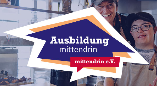 Ausbildung mittendrin Foto mit zwei Menschen - ein Mann und ein junger Mann mit dem Downsyndrom - in einer Werkstatt, darauf ein Logo mit versetzten Pfeilen in orange und blau und Schrift: Ausbildung mittendrin, mittenddrin e.V.